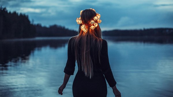 Девушка стоит спиной