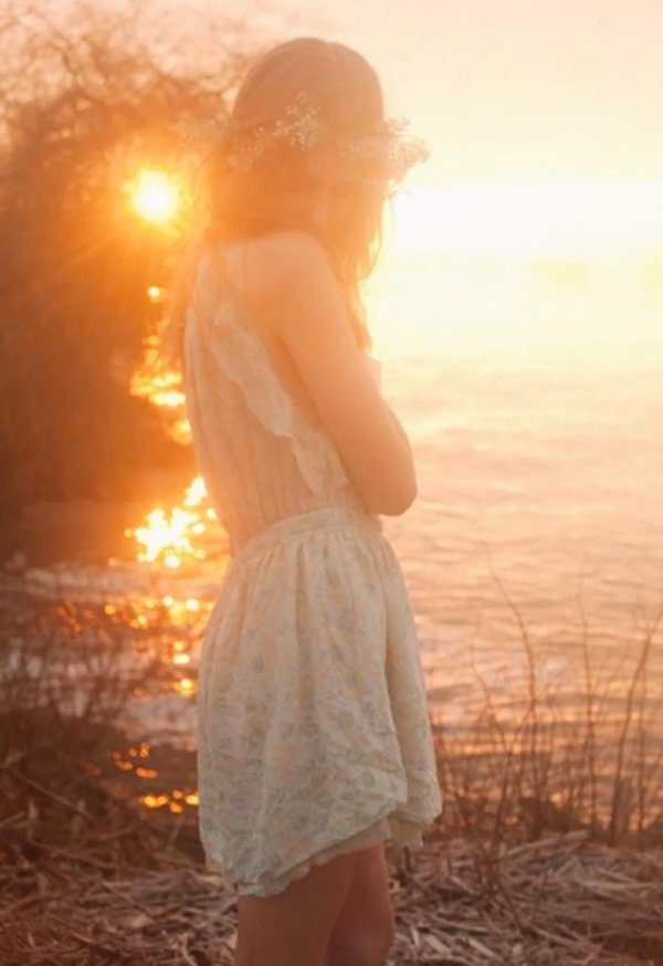 Девушка стоит спиной