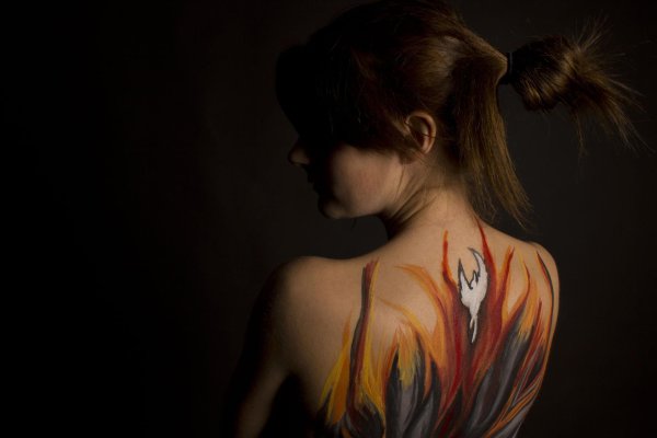 Девушка стоит спиной