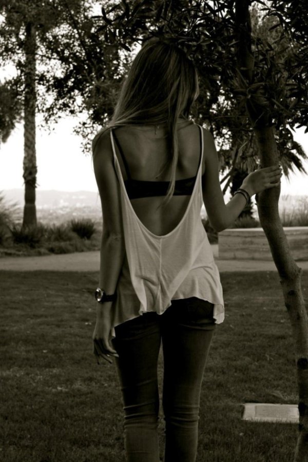 Девушка стоит спиной