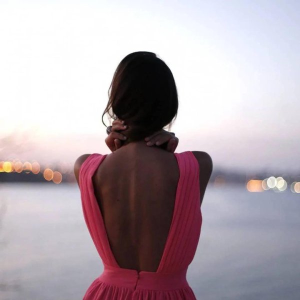 Девушка стоит спиной