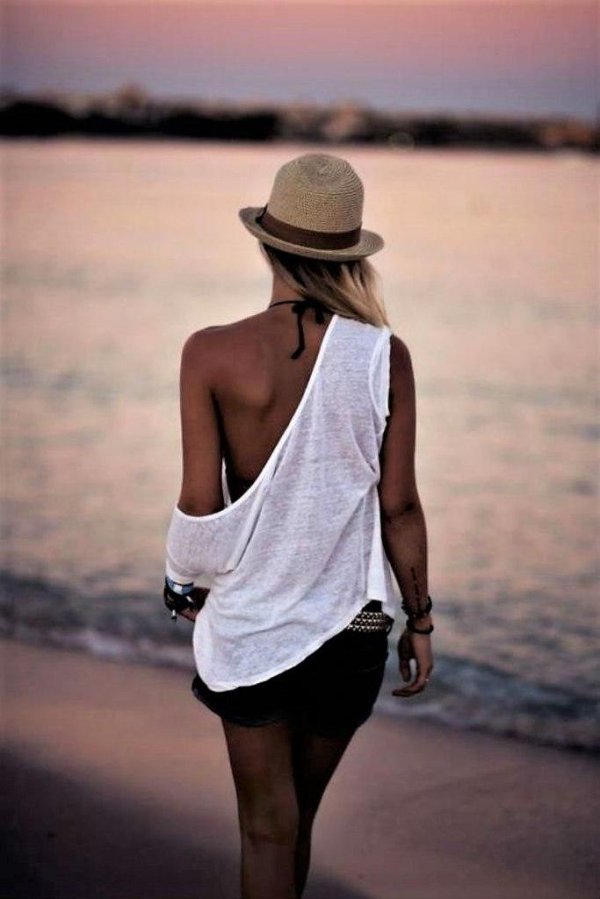 Девушка стоит спиной