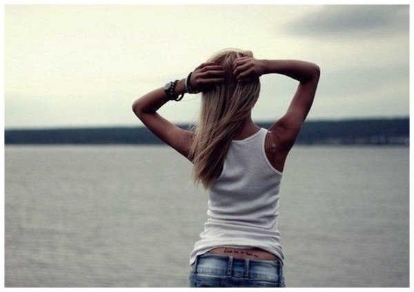 Девушка стоит спиной