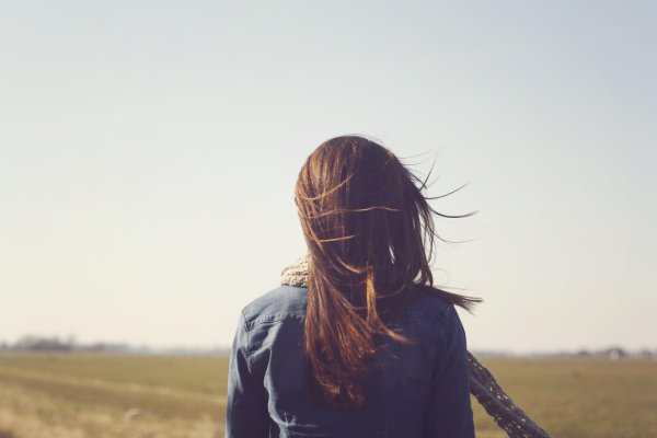 Девушка стоит спиной