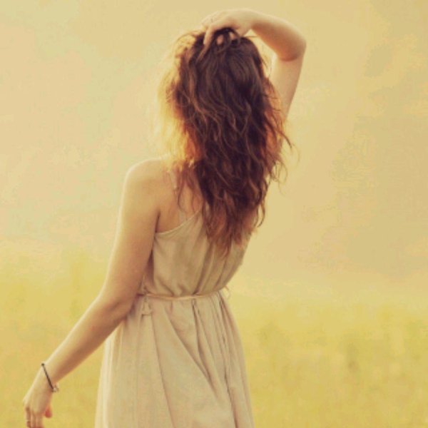 Девушка стоит спиной