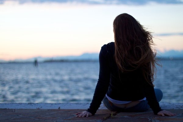 Девушка стоит спиной