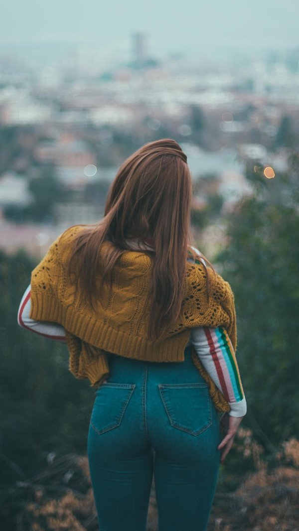 Девушка стоит спиной