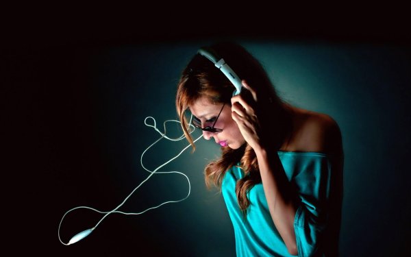 Девушка с наушниками