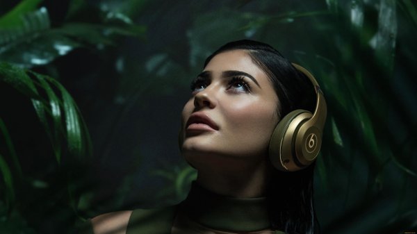 Девушка с наушниками
