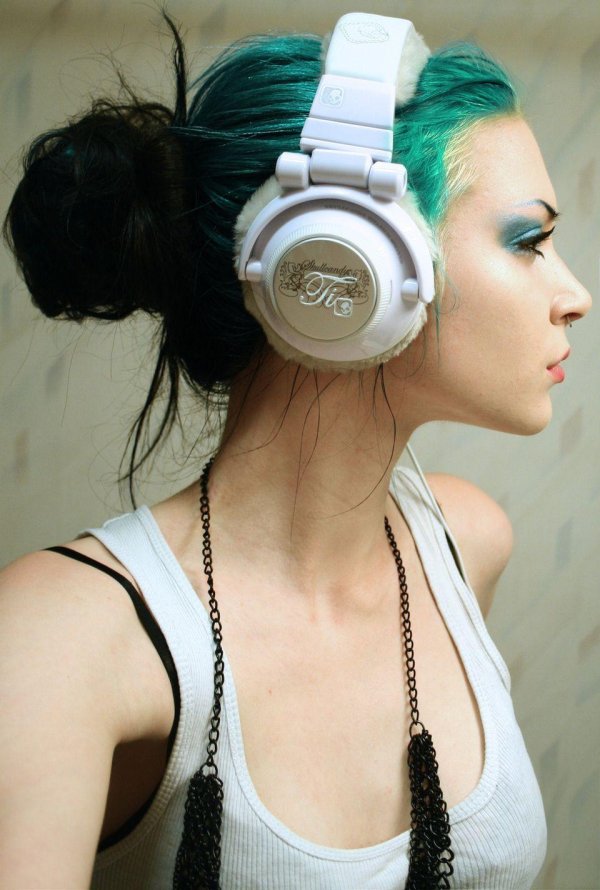 Девушка с наушниками