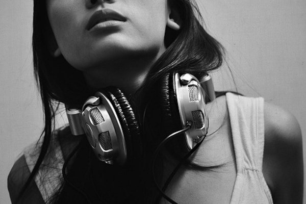 Девушка с наушниками