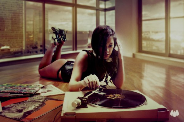 Девушка с наушниками