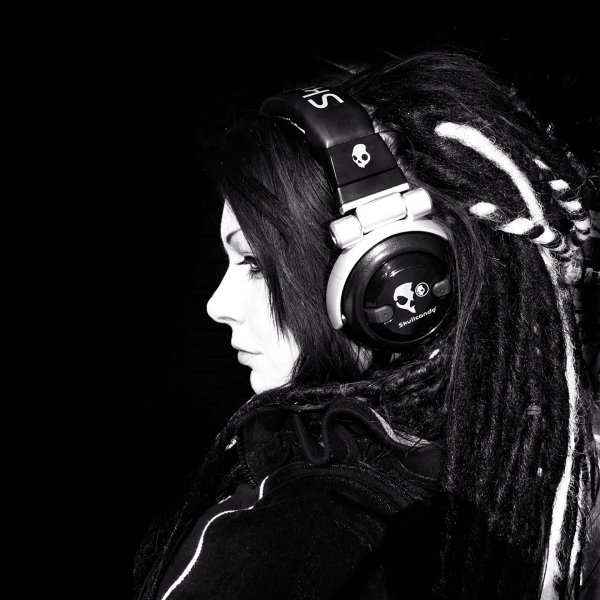 Девушка с наушниками