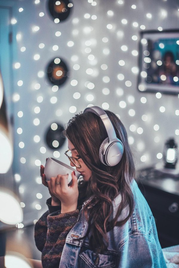 Девушка с наушниками