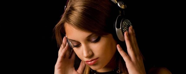 Девушка с наушниками