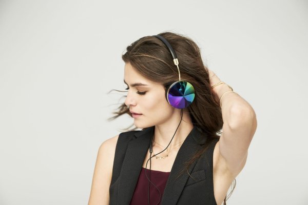 Девушка с наушниками