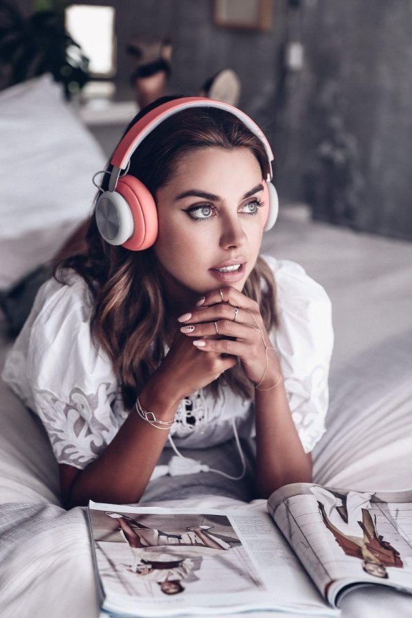 Девушка с наушниками