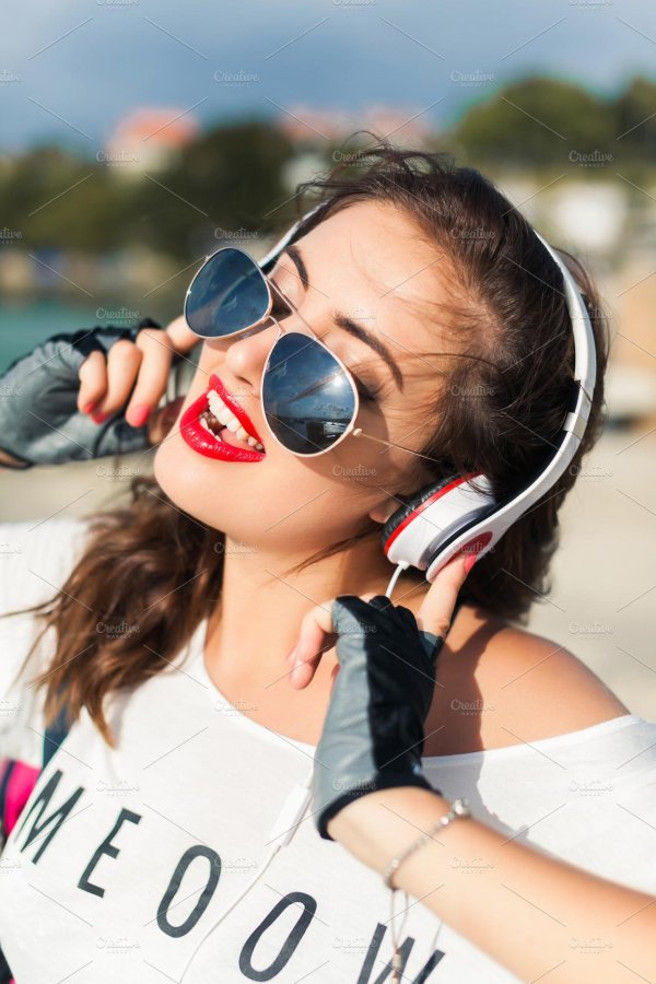 Девушка с наушниками