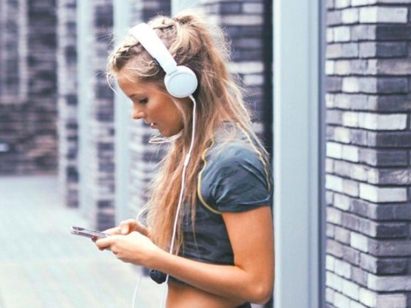 Девушка с наушниками