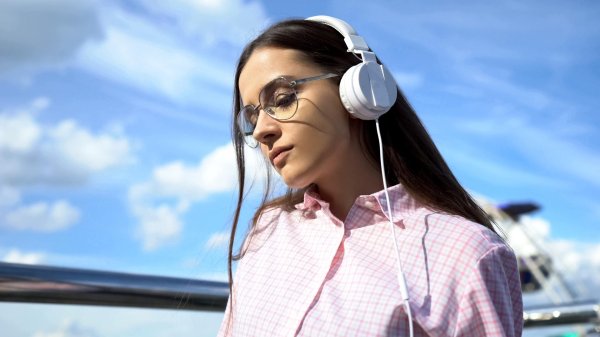 Девушка с наушниками