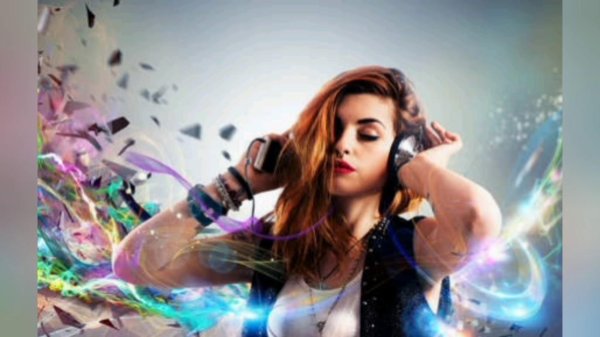 Девушка с наушниками