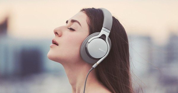 Девушка с наушниками