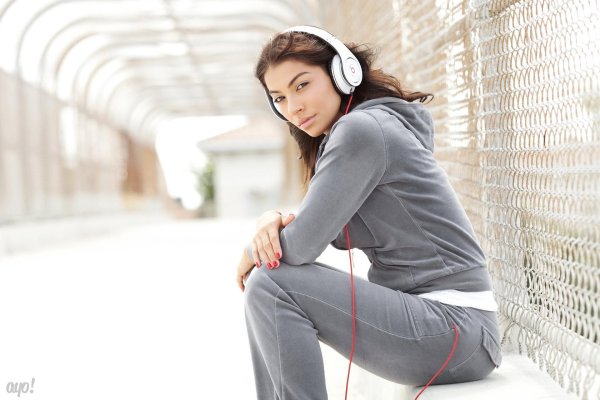 Девушка с наушниками