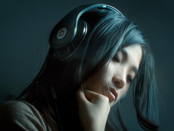 Девушка с наушниками