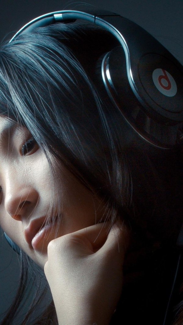 Девушка с наушниками