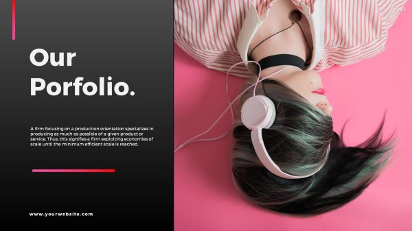 Девушка с наушниками