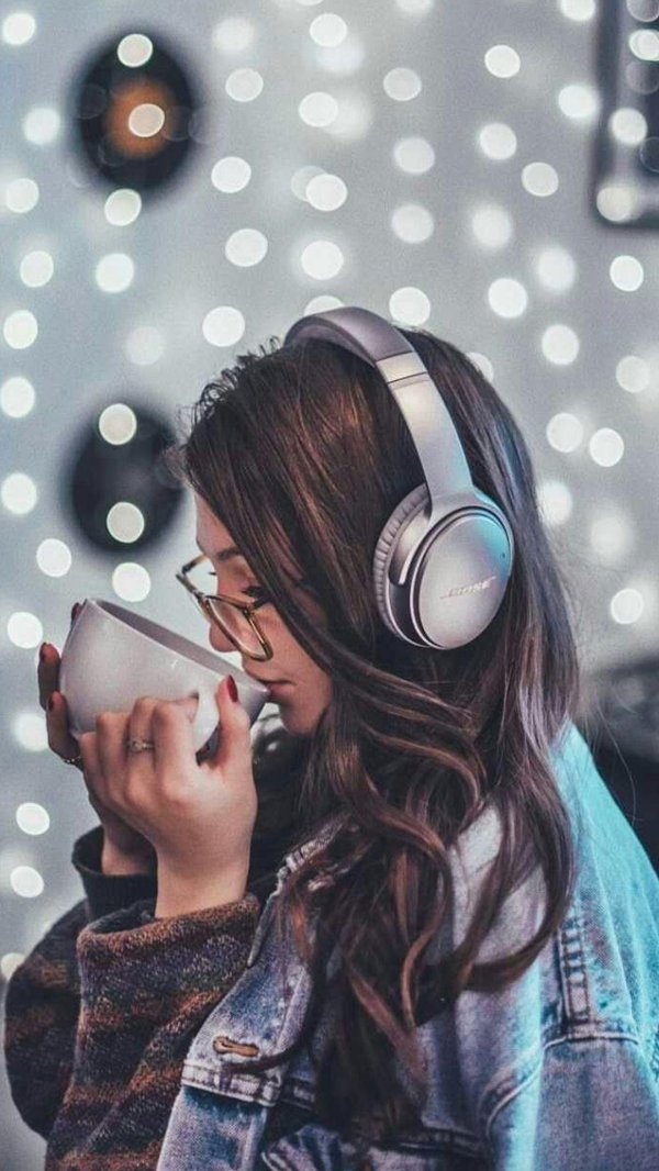 Девушка с наушниками