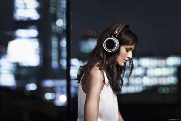 Девушка с наушниками