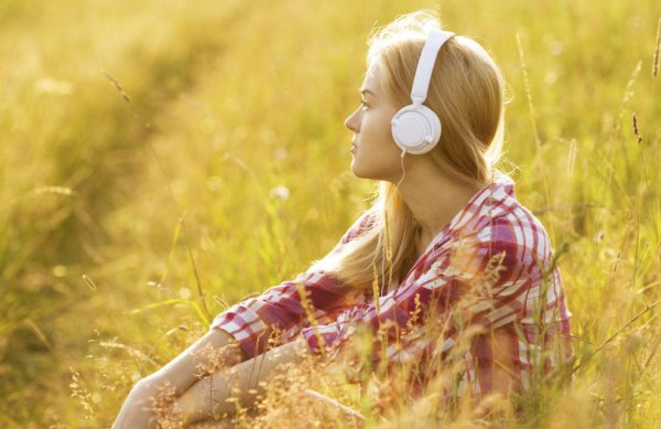 Девушка с наушниками