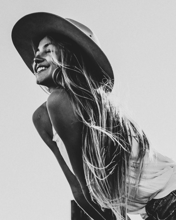 Черно белые с девушками