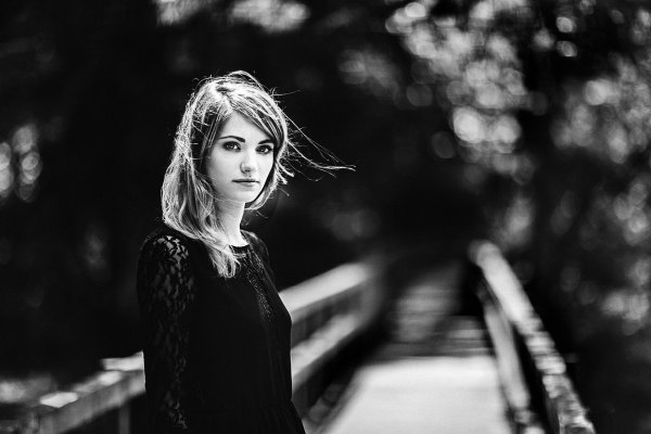 Черно белые с девушками