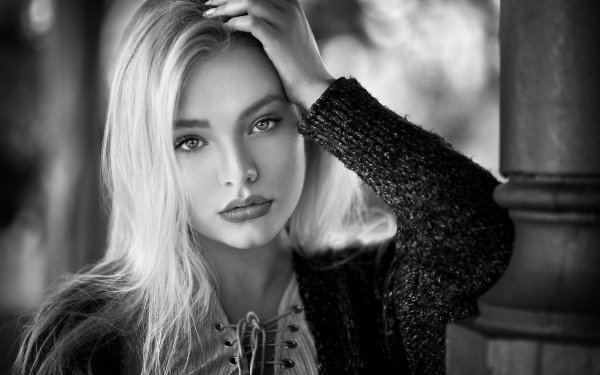 Черно белые с девушками