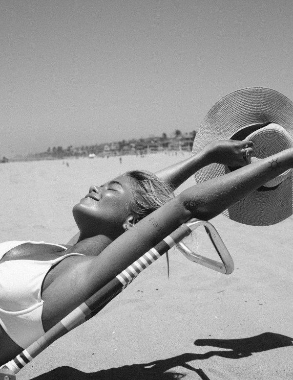 Черно белые с девушками