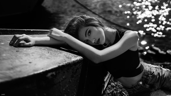 Черно белые с девушками