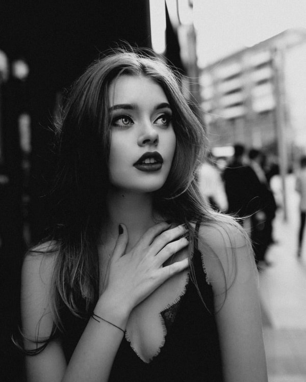 Черно белые с девушками