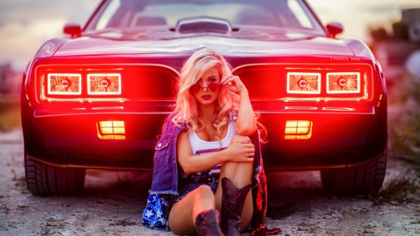 С автомобилями и девушками