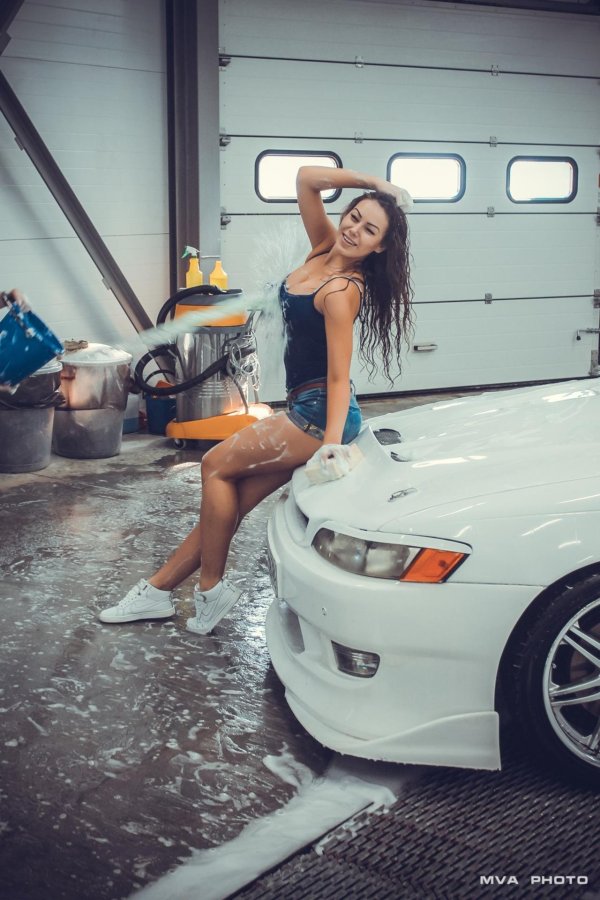 С автомобилями и девушками