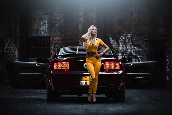 С автомобилями и девушками