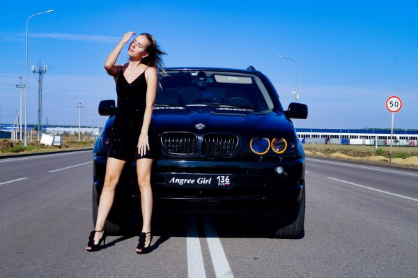 С автомобилями и девушками