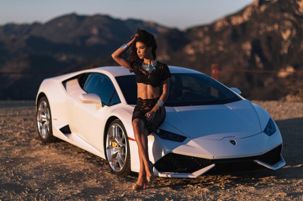 С автомобилями и девушками