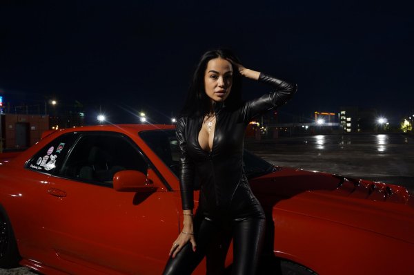 С автомобилями и девушками