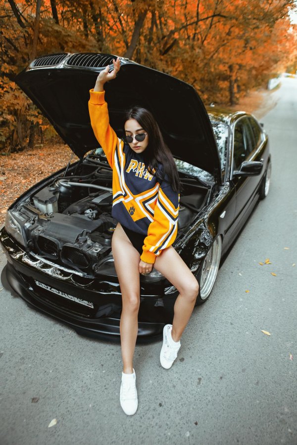 С автомобилями и девушками