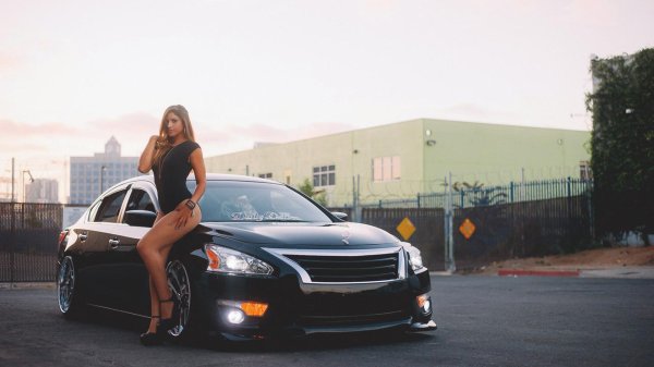 С автомобилями и девушками