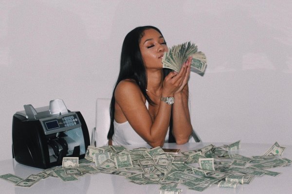 С деньгами и девушками