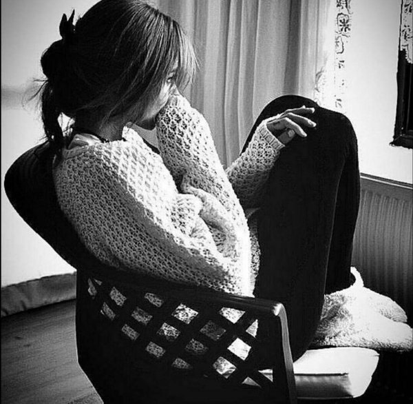 Девушка скучает по парню