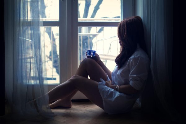 Девушка скучает по парню